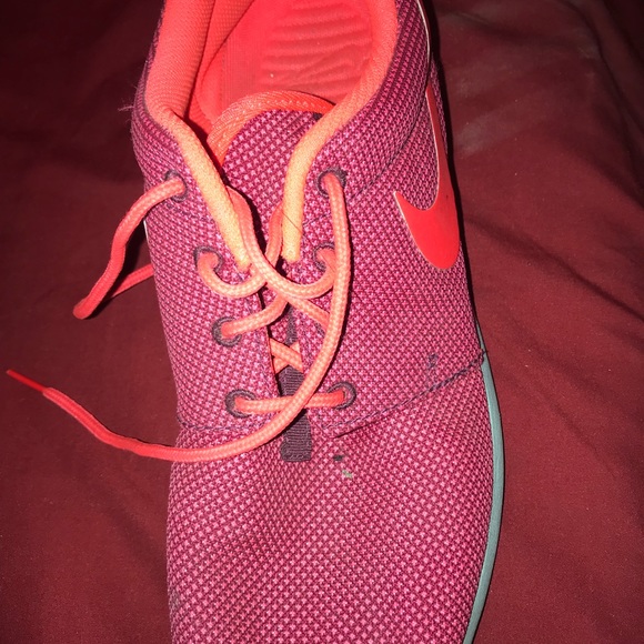 Nike Roshes (women’s 9) - Picture 2 of 4